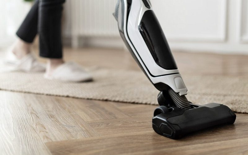 Imagen de aspiradora, aspirando suelo laminado
