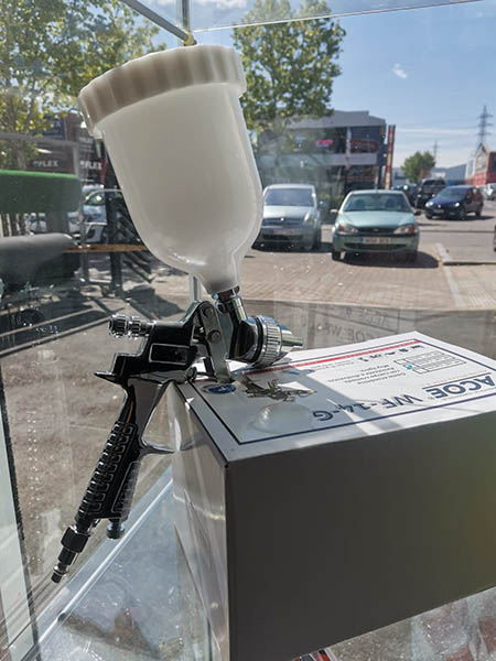 Pistola sobre caja Imagen de Pistola sobre caja