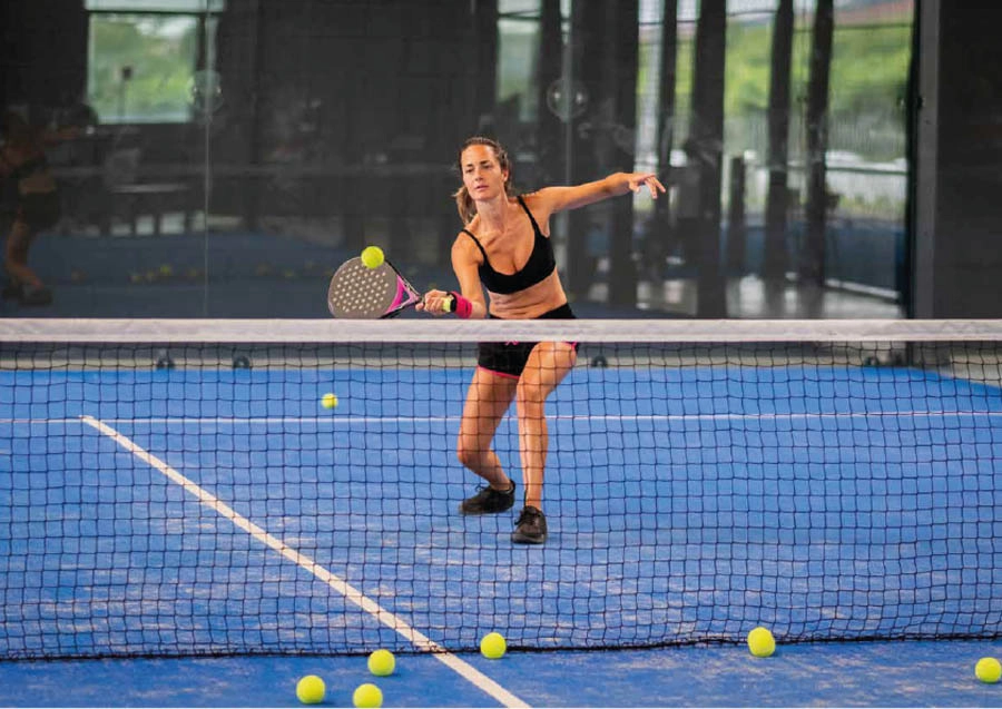 Jugando padel mesa de trabajo 1 Imagen de Jugando padel mesa de trabajo 1